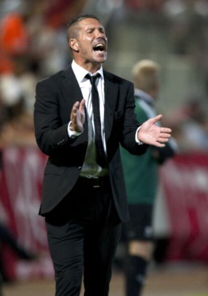 Simeone, durante el partido ante el Hapoel.