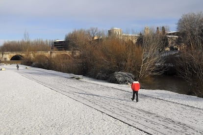 Aspecto que ofrecía a primera hora de la mañana el río Bernesga en la capital leonesa. El temporal de nieve y viento que a España mantiene en alerta a todas las comunidades. Castilla y León está en alerta amarilla por nevadas o viento.