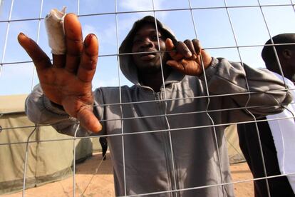 Inmigrante subsahariano en el CETI de Melilla tras entrar saltando por la valla de Melilla.