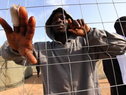 Inmigrante subsahariano en el CETI de Melilla tras entrar saltando por la valla de Melilla.