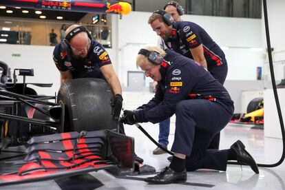 El primer ministro de Gran Bretaña, Boris Johnson, cambia una rueda en un coche de carreras de fórmula uno durante una visita de la campaña de elecciones generales del Partido Conservador a la sede del equipo Red Bull Racing en Milton Keynes, al norte de Londres.