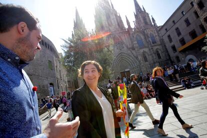 L'alcaldessa de Barcelona, Ada Colau, passejant per l'avinguda de la Catedral amb una flor.