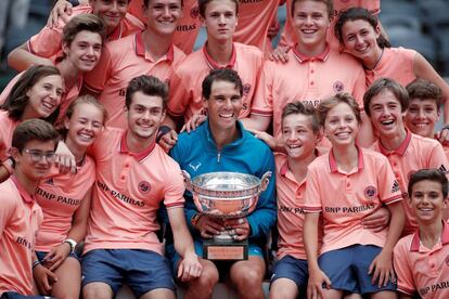 O ganhador do Roland Garros 2018, Rafael Nadal, posa com todos os gandulas. "É mais que um sonho ganhar Roland Garros pela 11ª vez", disse o espanhol após a partida. Ele soma 86 vitórias e apenas duas derrotas no torneio francês.