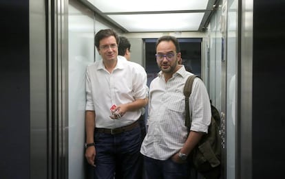 Óscar López (i) y Antonio Hernando llegan a la sede del PSOE en la calle Ferraz de Madrid para valorar los resultados de las elecciones.