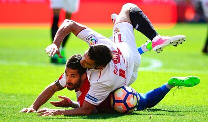 Lillo pelea el balón con Sarabia.