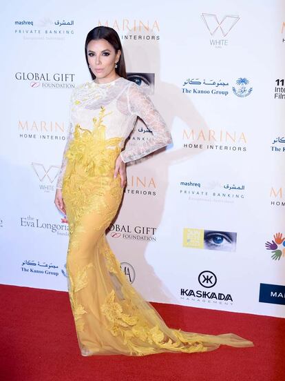 Eva Longoria falla con este vestido bicolor de encaje del dise?ador kuwait Ali Younes. La mezcla de colores es complicada y el resultado recargado.