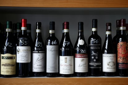 Varias botellas de vino europeo en una vinoteca en EE UU.