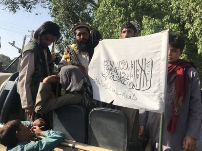 Militantes talibãs mostram sua bandeira depois de tomar o controle de Jalalabad, no domingo.