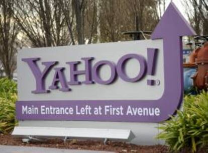 Un cartel con el logotipo de Yahoo! en la sede en Sunnyvale, California