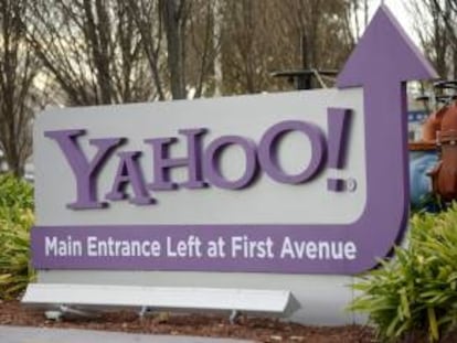 Un cartel con el logotipo de Yahoo! en la sede en Sunnyvale, California