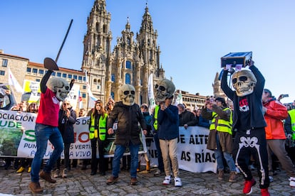 Miles de personas abarrotan la plaza del Obradoiro este domingo.