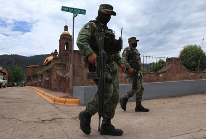 Elementos del Ejército Mexicano realizan rondas de vigilancia en la zona donde asesinaron a dos sacerdotes jesuitas y un guía de turistas en Cerocahui, Chihuahua.