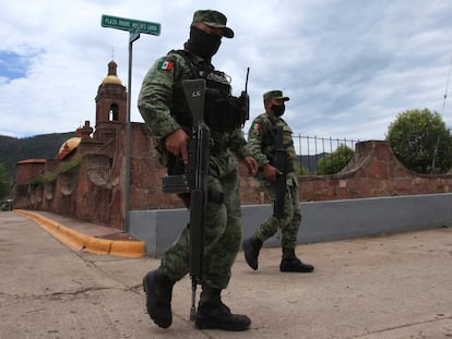 Elementos del Ejército Mexicano realizan rondas de vigilancia en la zona donde asesinaron a dos sacerdotes jesuitas y un guía de turistas en Cerocahui, Chihuahua.