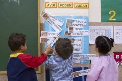 Nens de tres anys en una classe de català d'una escola de Barcelona.