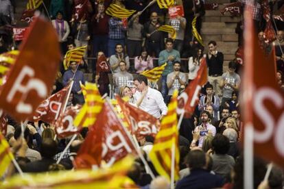 Pedro S&aacute;nchez y Carme Chac&oacute;n, en el mitin final