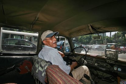 Un veterano conductor de 72 años con su taxi por el centro de El Cairo.