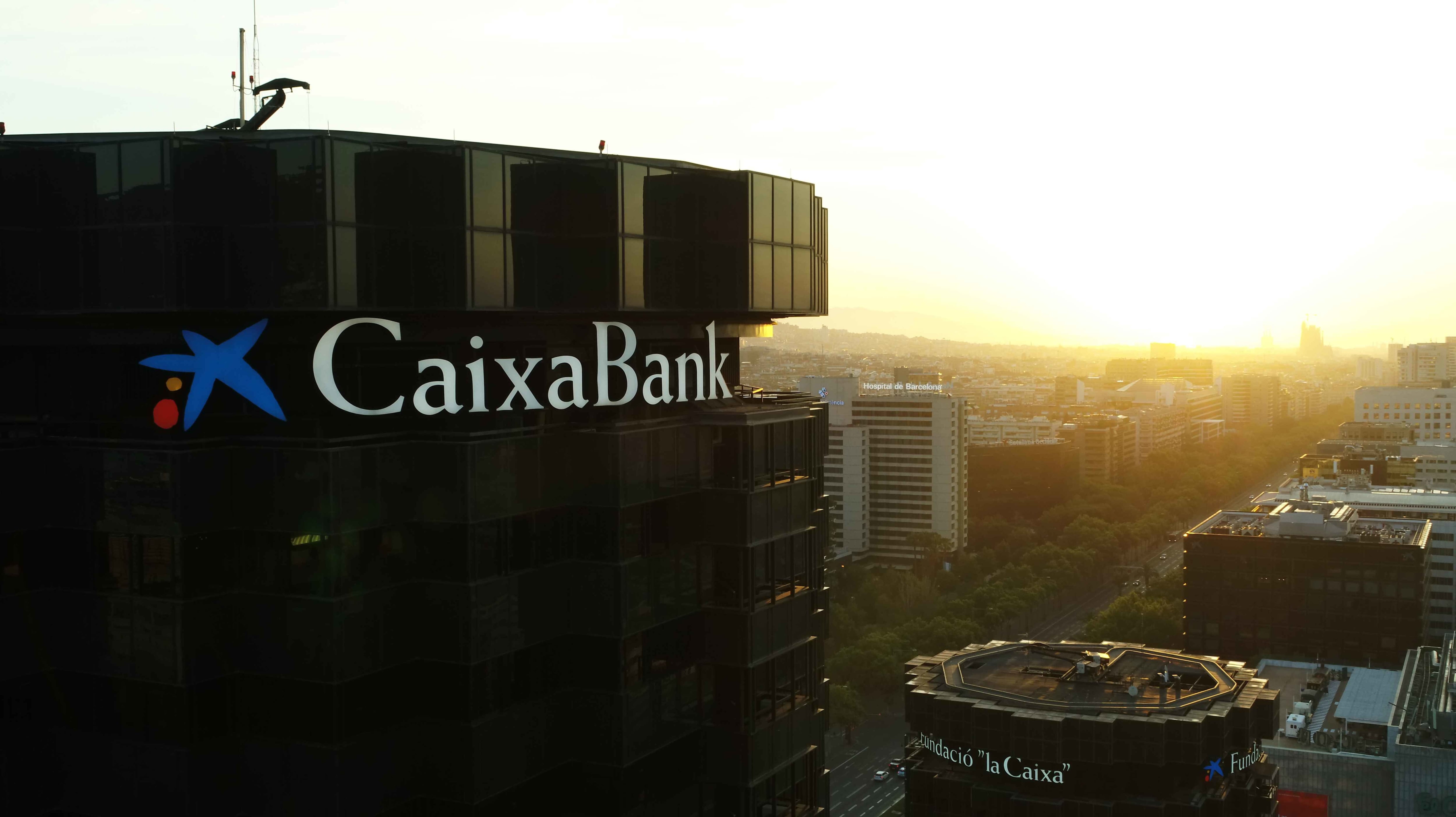 CaixaBank gana un 1,8% más en 2025 y marca un nuevo beneficio récord en 5.891 millones