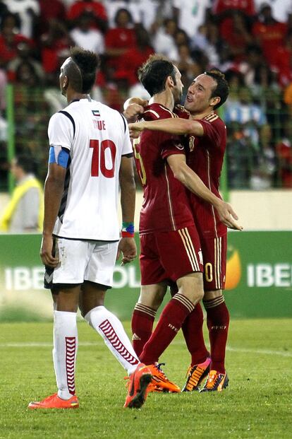 Juanfran celebra con Cazorla el 1 a 2