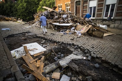 Verviers, uno de los pueblos arrasados por las inundaciones en Bélgica, parece una ciudad en plena guerra. En la imagen, un hombre camina por una calle afectada por las lluvias de la semana pasada.