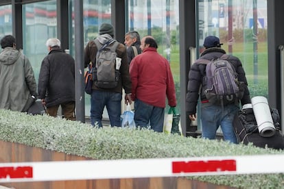 Carlos, en el centro de rojo, con el primer grupo de personas sin hogar que entró el 20 de marzo en el albergue de Ifema