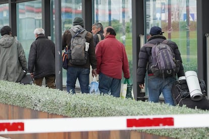 Carlos, en el centro de rojo, con el primer grupo de personas sin hogar que entró el 20 de marzo  en el albergue de Ifema