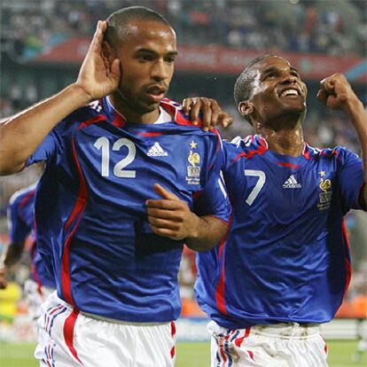 Henry (a la izquierda) celebra su gol junto a Malouda.