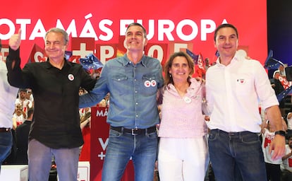 Desde la izquierda, José Luis Rodríguez Zapatero, Pedro Sánchez, Teresa Ribera y Juan Lobato, en Fuenlabrada (Madrid), en el cierre del PSOE de la campaña de las elecciones europeas, el 7 de junio.