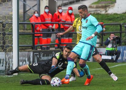 Sergio León trata de marcar en el partido contra el Portugalete este miércoles.