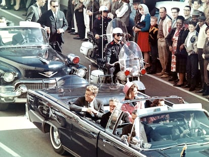 Imagen del presidente John Fitzgerald Kennedy segundos antes de ser asesinado en Dallas el 22 de noviembre de 1963.