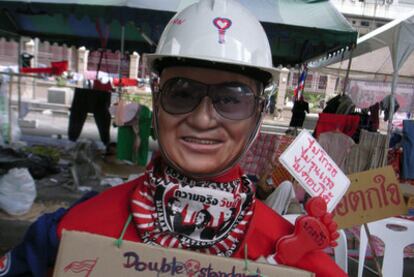 Muñeco con la careta de Thaksin, en el campamento <i>rojo</i> de Bangkok.