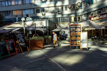 Comercios en el barrio Providencia de Santiago, Chile, en enero de 2024.