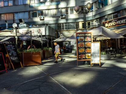 Comercios en el barrio Providencia de Santiago, Chile, en enero de 2024.