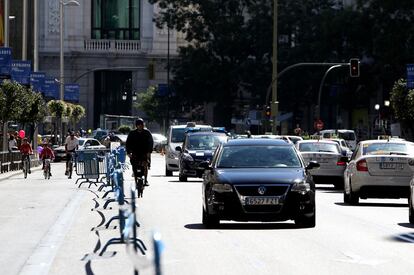 Cierre al tráfico de las calzadas centrales del Paseo de Recoletos (de 9.00 a 21.00 horas aproximadamente): entre Colón y Cibeles sin afectar a ambas plazas y permaneciendo abiertas las calzadas laterales.