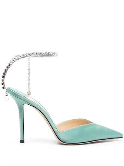 Esta temporada, Jimmy Choo colorea en verde agua sus icónicos salones ‘Saeda’, que reconocerás por su pulsera de ‘strass’. En Farfetch, 925 €