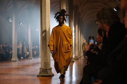 Un momento del desfile en Pitti Uomo del diseñador belga Jan-Jan Van Essche, celebrado el 11 de enero de 2022 en Florencia.