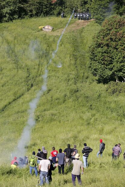 Varios mineros disparan cohetes de fabricación casera contra policías durante la protesta en Vega del Rey, cerca de Oviedo