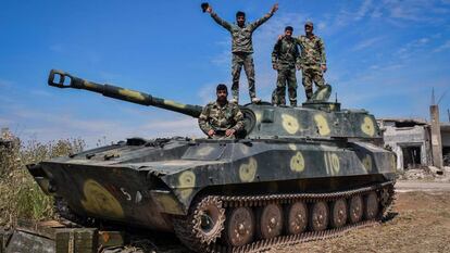 Soldados sirios celebran la toma de Kafar Naboudeh, en Hama, el pasado 11 de mayo.