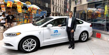 El CEO de Mobileye, Amnon Shashua, junto a un vehículo con tecnología de la compañía en Nueva York.