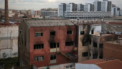 Exterior de la nave incendiada en Badalona.