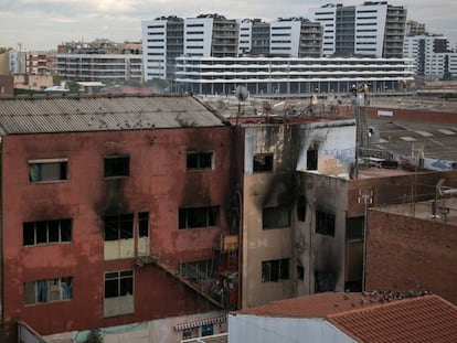 Exterior de la nave incendiada en Badalona.