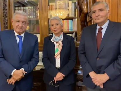 El nuevo secretario de Gobernación, Adán Augusto López (izquierda) junto a López Obrador y su antecesora en el cargo, Olga Sánchez Cordero.