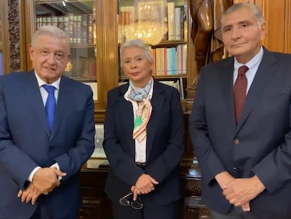 El nuevo secretario de Gobernación, Adán Augusto López (izquierda) junto a López Obrador y su antecesora en el cargo, Olga Sánchez Cordero.