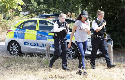 Sharlely ´Lilly´ Kerssenberg, esposa de Boris Becker, acompañada de la policía en la casa del deportista en Londres.