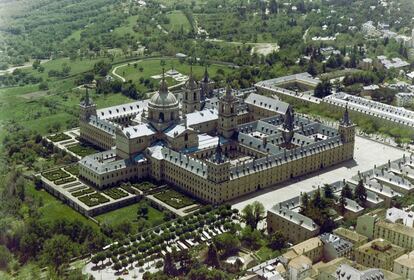 El rey Felipe II mandó al arquitecto Juan Bautista de Toledo que diseñara el Monasterio de San Lorenzo de El Escorial en el siglo XVI. Tras la muerte de Bautista, Juan de Herrera asumió el proyecto y finalizó el edificio, impulsando un nuevo estilo arquitectónico, bautizado con su apellido, "herreriano". El extraordinario edificio tiene forma de parrilla porque la tradición dice que San Lorenzo fue martirizado en Roma en una parrilla. El Real Sitio de San Lorenzo de El Escorial es patrimonio mundial desde 1998.