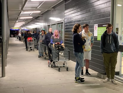 Colas en un supermercado de Auckland tras anunciarse el confinamiento de la ciudad.