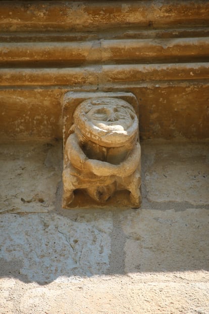 Una mujer enseña los genitales en un capitel de la iglesia de la Natividad de Nuestra Señora, en Añua.