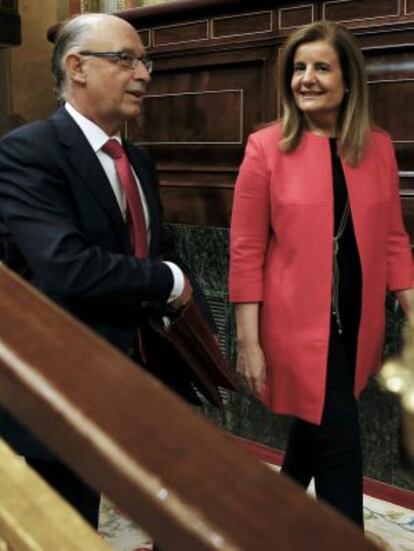 El ministro de Hacienda y Administraciones P&uacute;blicas, Crist&oacute;bal Montoro, junto a la ministra de Empleo, F&aacute;tima B&aacute;&ntilde;ez. 