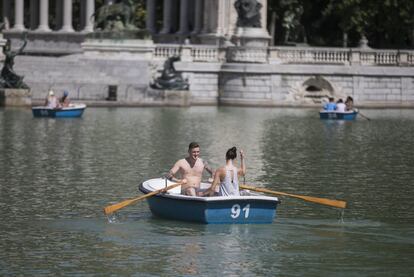 Turistas en las barcas del Retiro de Madrid.