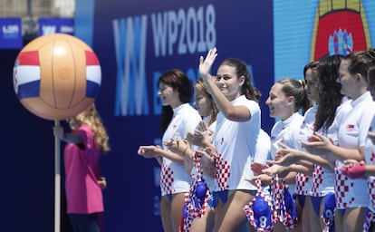 Presentación de las jugadoras croatas en la Picornell.