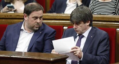 Oriol Junqueras (ERC) y Puigdemont en el Parlament, en junio de 2017.